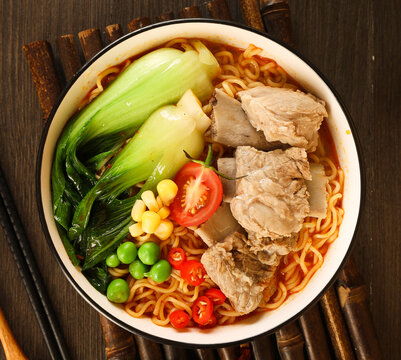 一菜两味 从羊肉青菜面到牛肉的美食探索与摄影艺术