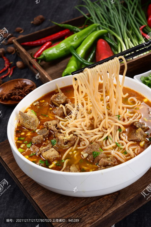 饸饹面 一碗面里的南北风物，从陕北羊肉到江南牛肉